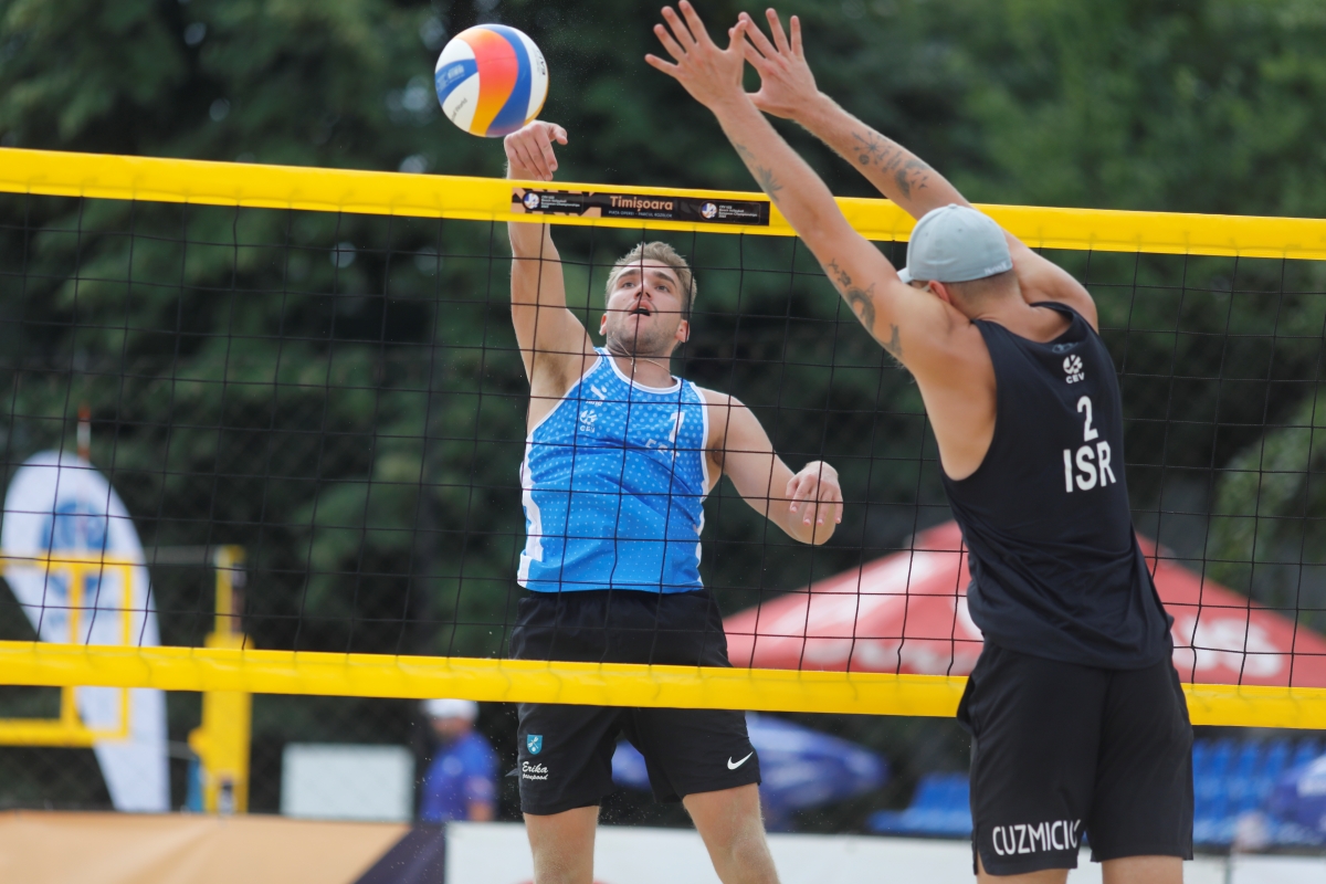 Faza de joc din timpul meciului de volei dintre israel estonia din cadrul CEV U22 Campionatul European de Volei pe plaja , organizat in parcul rozelor din timisoara r, miercuri, 26 iulie 2023