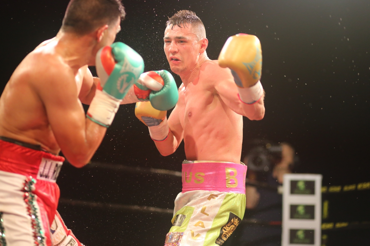 Pugilistii Flavius Biea (D) si Jesus Gurrola (S) lupta in meciul din cadrul Galei de box Noaptea Spartanilor 2, vineri, 28 iunie 2019