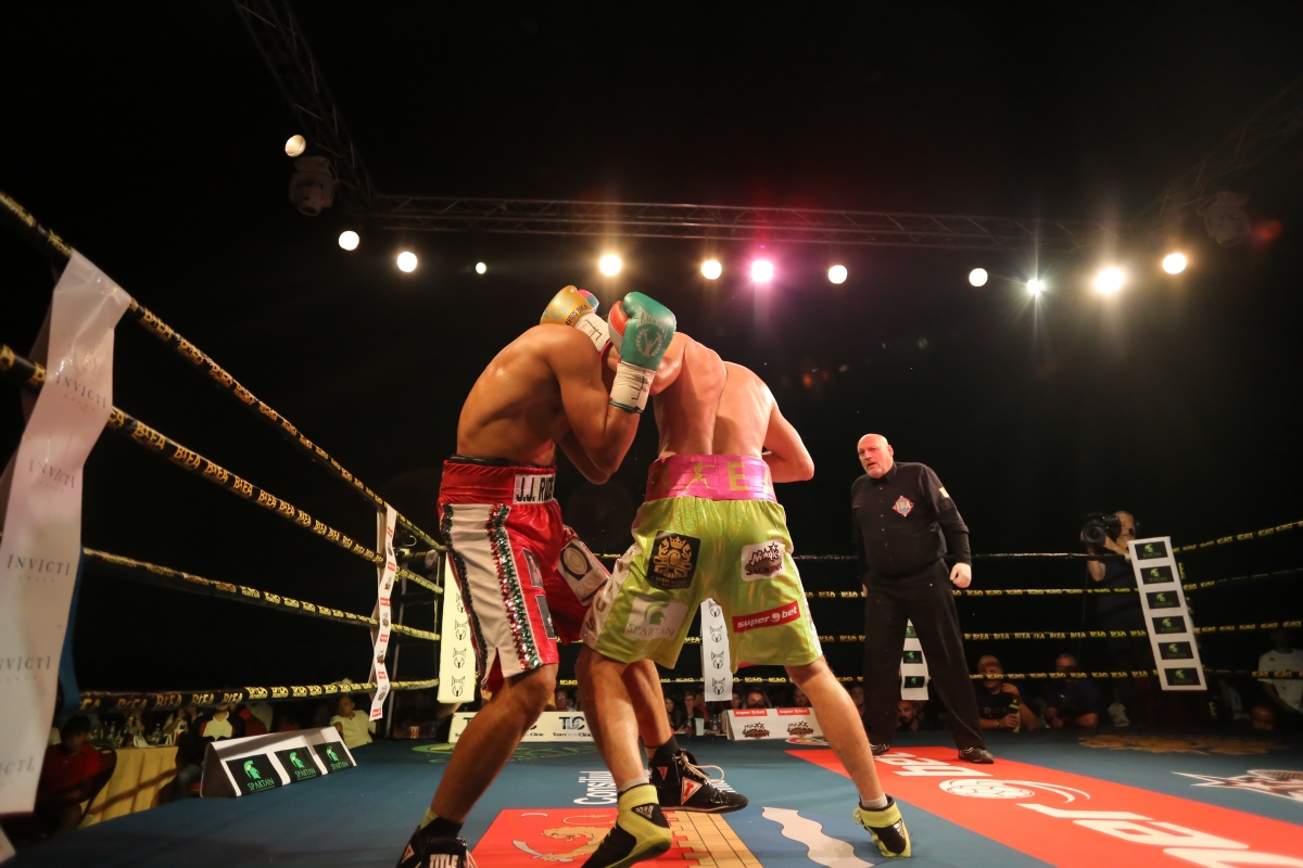 Pugilistii Flavius Biea si Jesus Gurolla lupta in meciul din in cadrul Galei de box Noaptea Spartanilor 2, vineri 28 iunie 2019, la Timisoara